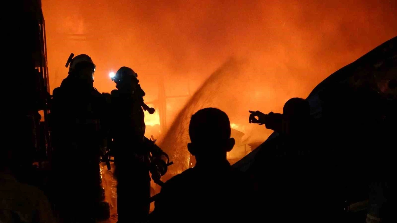 Sanayi sitesinde korkutan yangın ekiplerin 3 saatlik müdahalesi ile söndürüldü