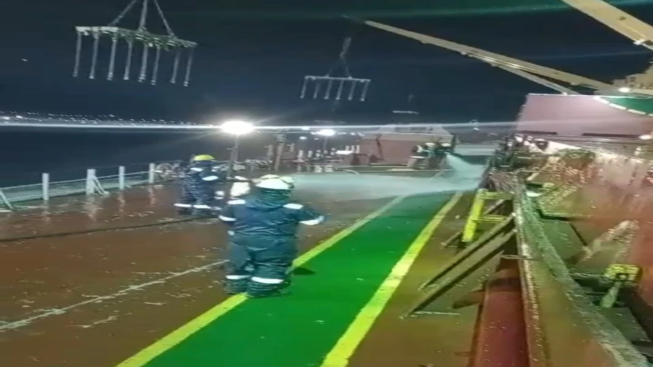 Sanko Limanında kuru yük gemisinde çıkan yangın büyük ölçüde kontrol altına alındı