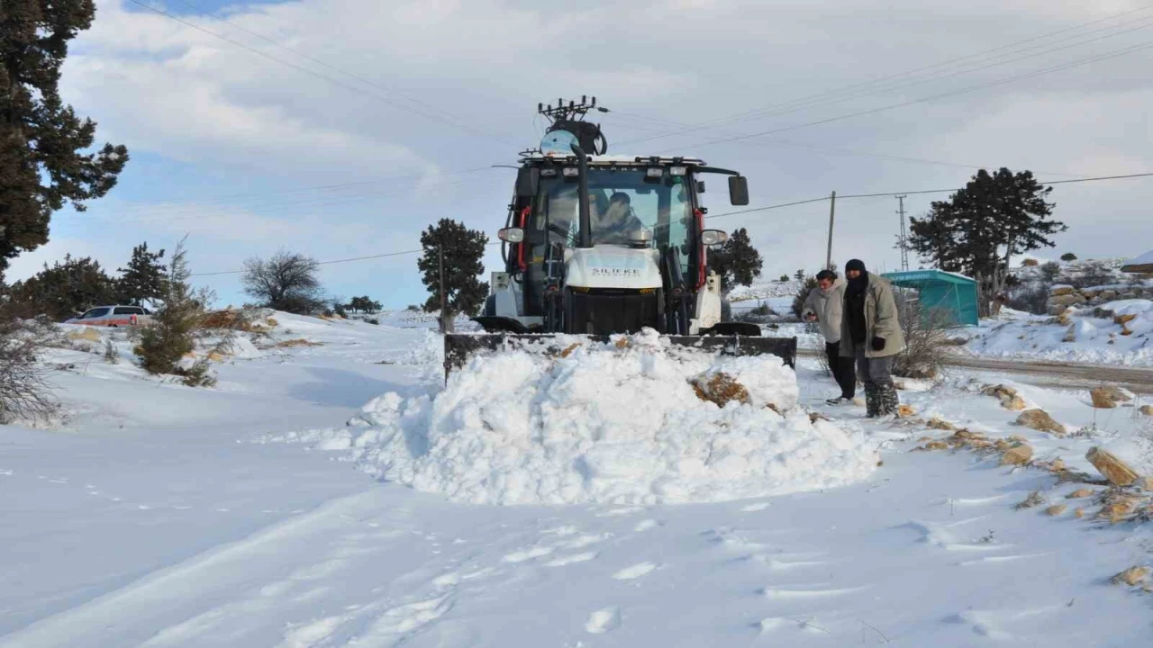 Silifke Belediyesi kırsal mahallelerde karla mücadeleye devam ediyor