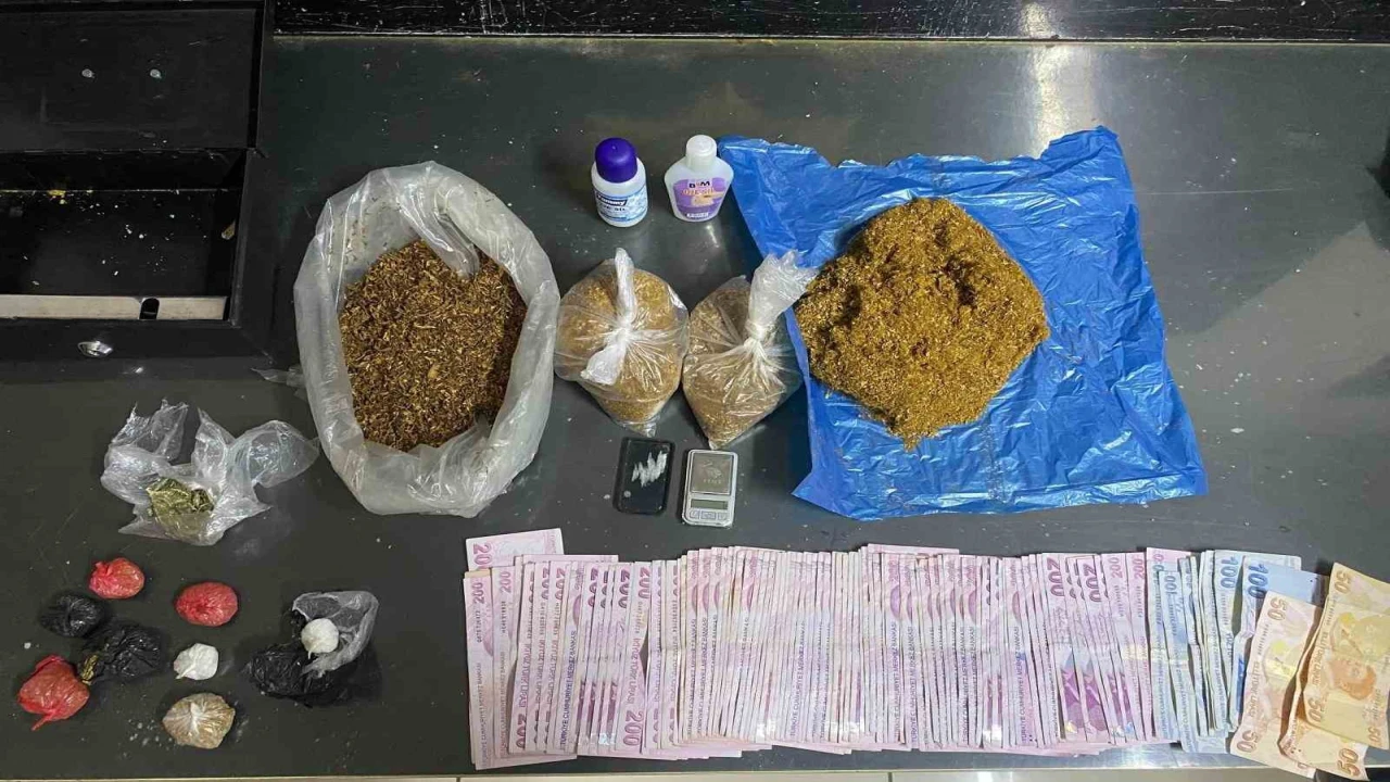 Takibe alınan araçtan 4 binden fazla uyuşturucu hap çıktı