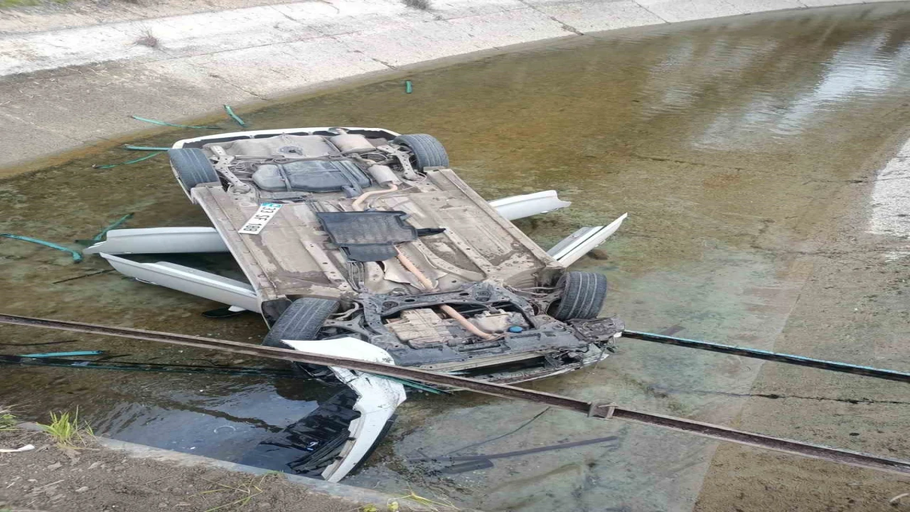 Tarsusta otomobil sulama kanalına düştü