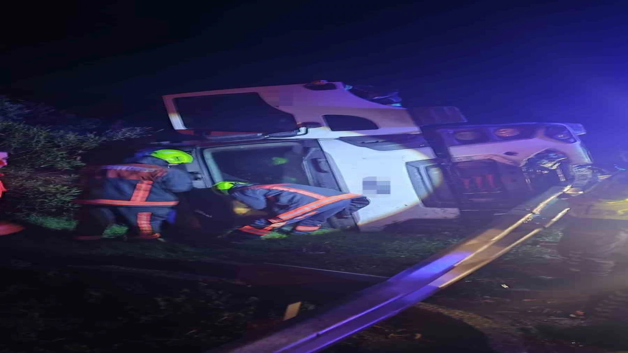 Tarsusta şarampole düşen kamyonun sürücüsü yaralandı