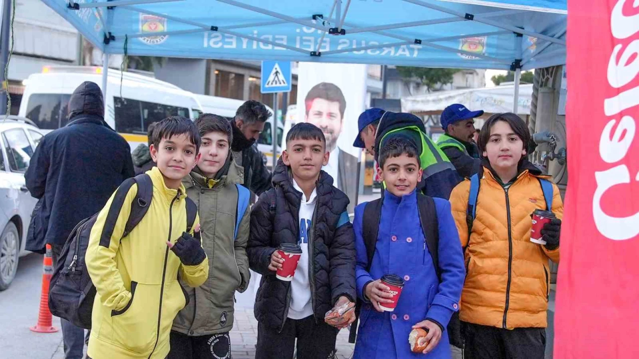Tarsusta soğuk kış günlerinde vatandaşlara sıcak çorba ikramı