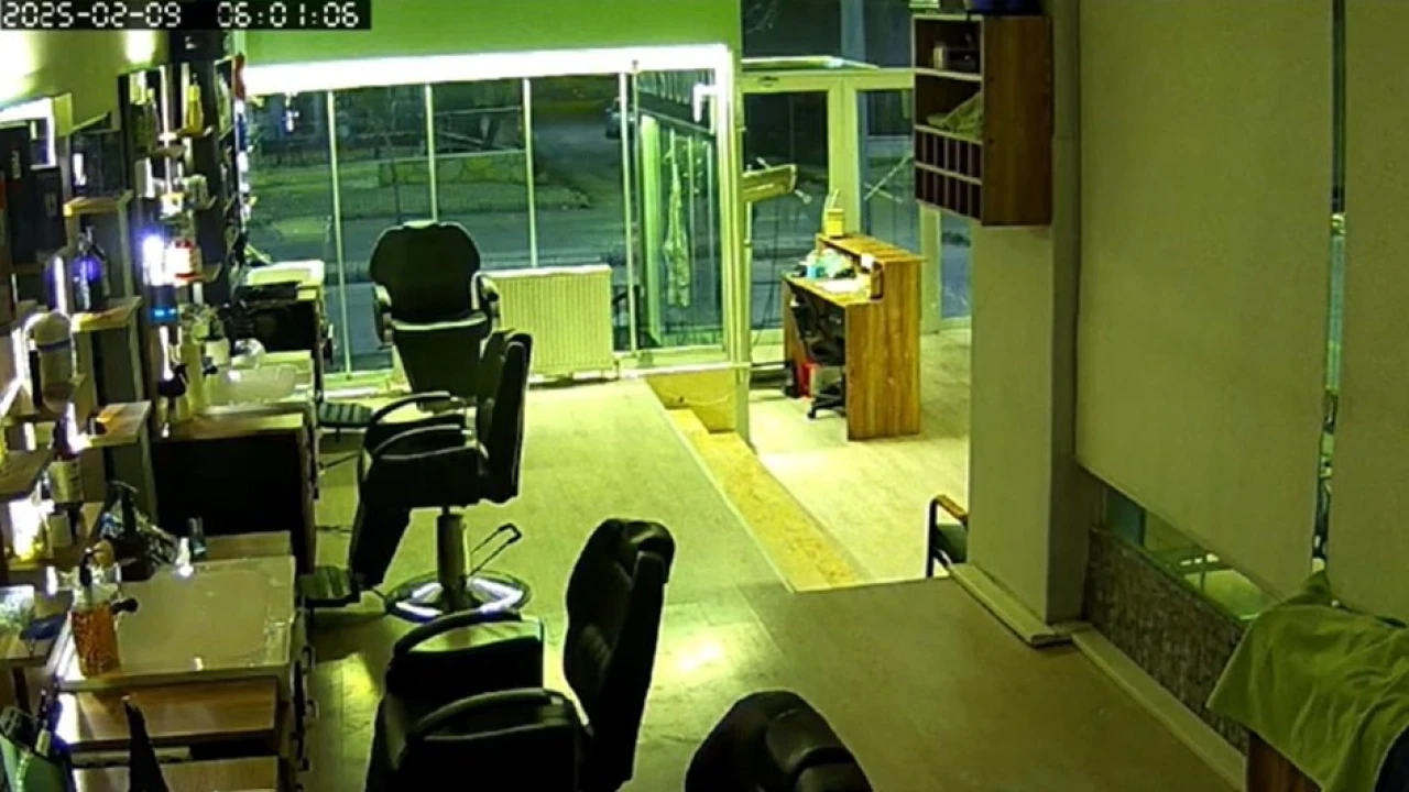 Vandalların camlarını taşla indirdikleri kuaför dükkanında 60 bin liralık zarar