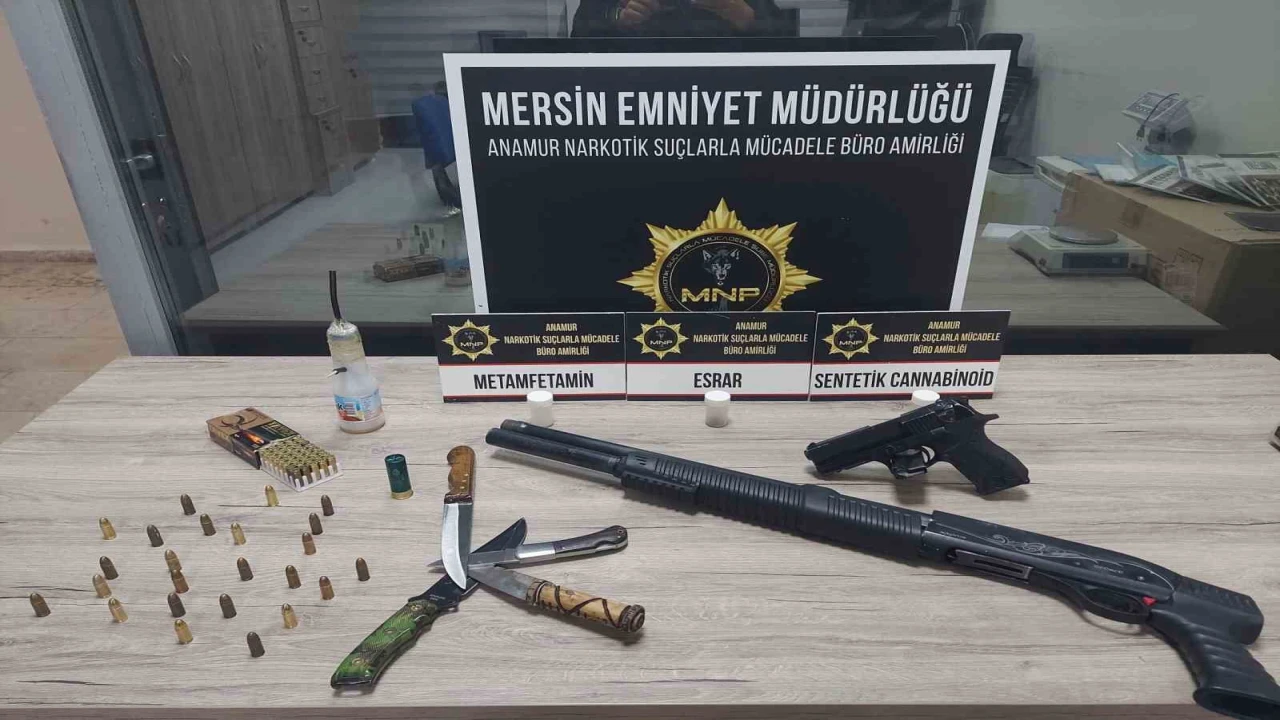 Yakalanan 2 şüpheliden silahlar ve uyuşturucu çıktı