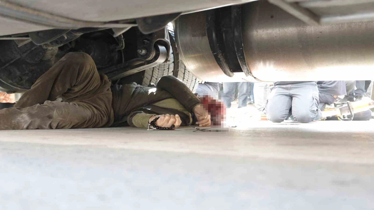 Yaşlı adam tırın altında kaldı, yol arkadaşının Vay Alim vay feryadı yürek burktu