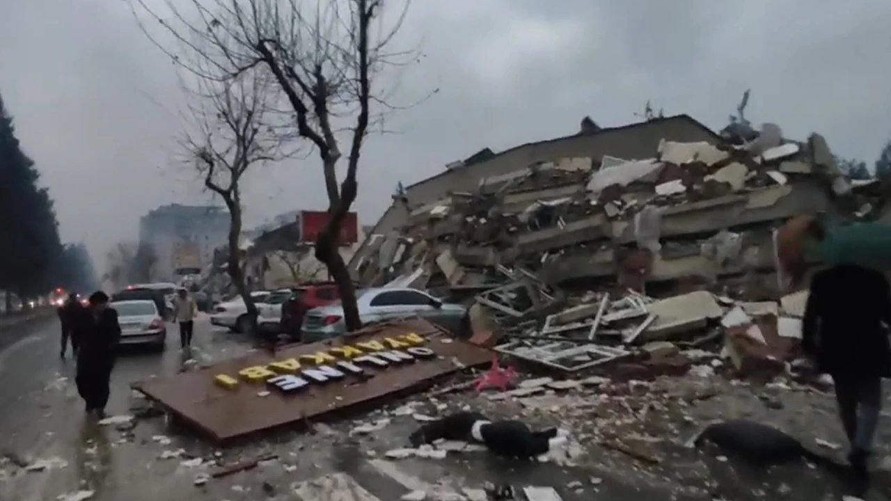 Yıkılan binaları gözyaşları içerisinde kayda aldı