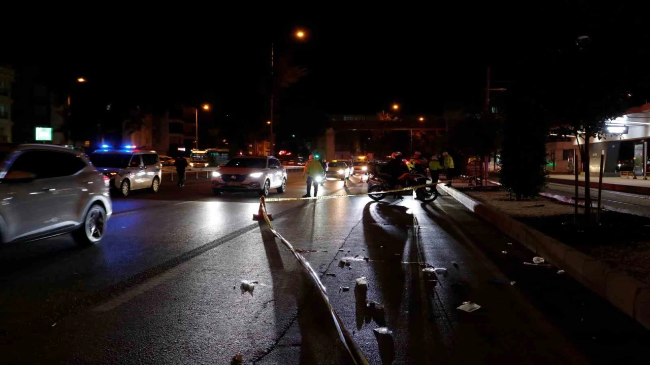 Yolun karşısına geçmek isteyen yayaya önce motosiklet, ardından araç çarptı