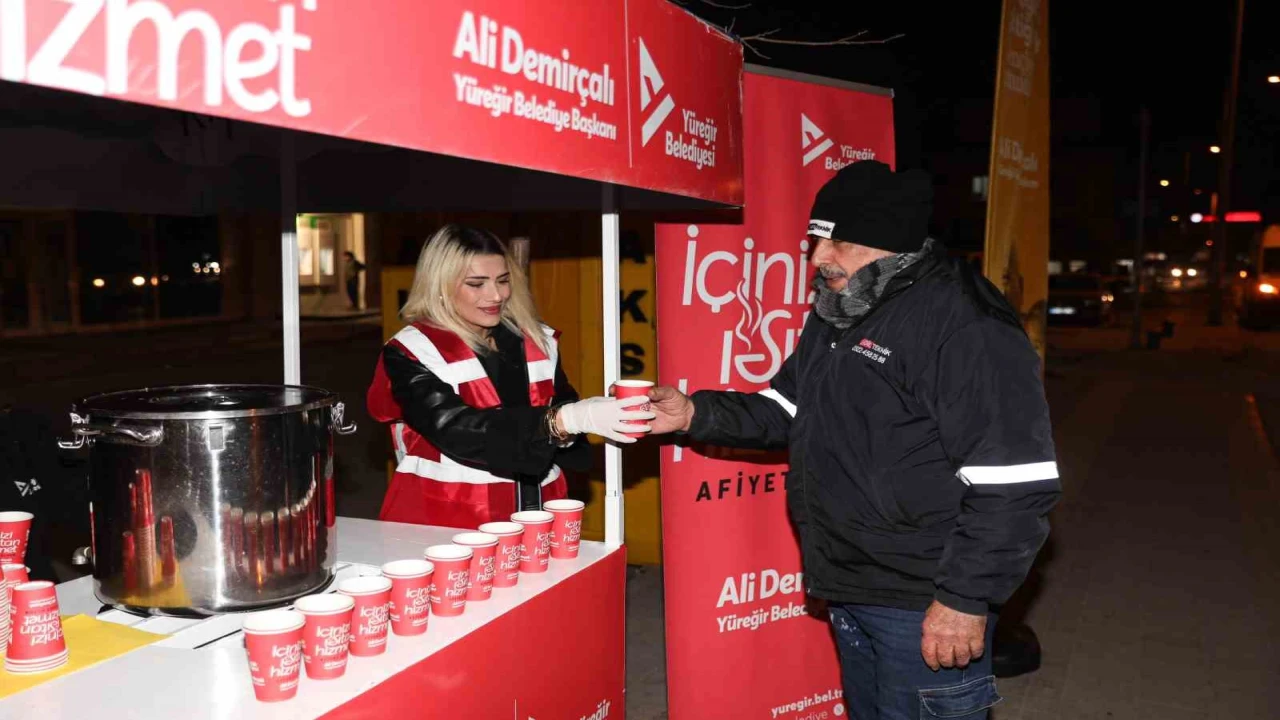Yüreğir Belediyesi, ilçenin 5 farklı noktasında ücretsiz sıcak çorba dağıtımına başladı
