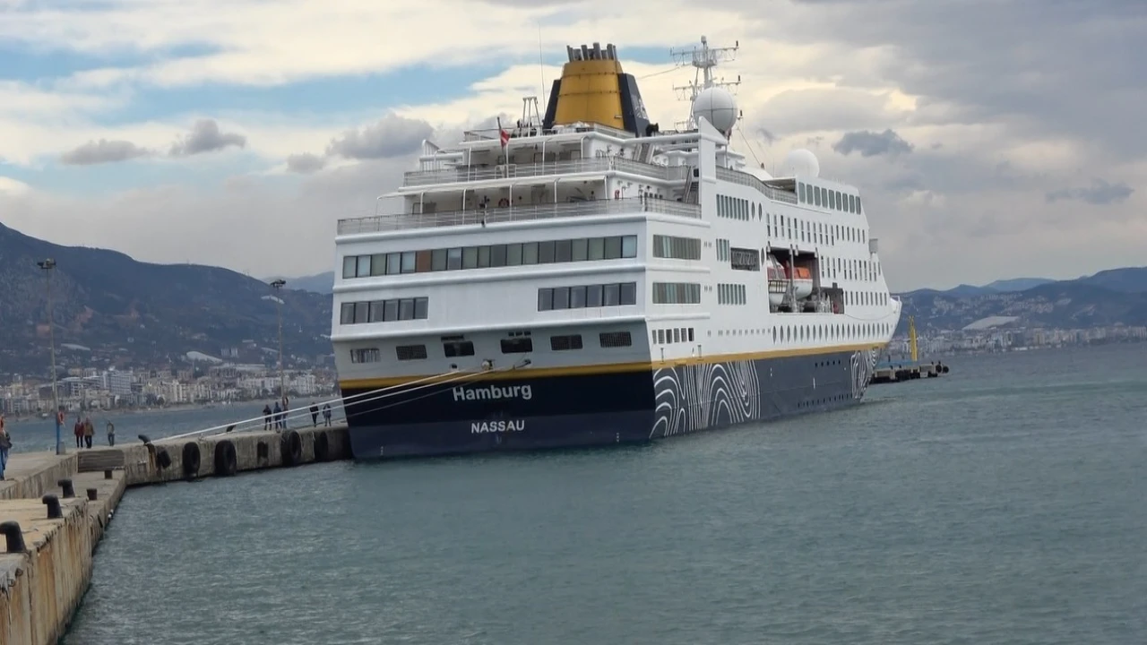 2025 yılının ilk ‘kruvaziyer gemisi Alanya İskelesine demirledi
