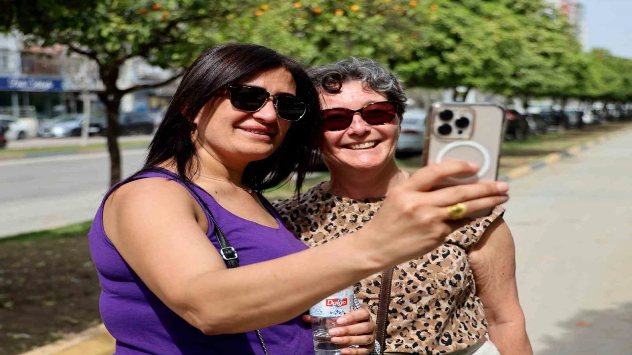 Açan portakal çiçeklerinin mis kokusu Adanayı sardı