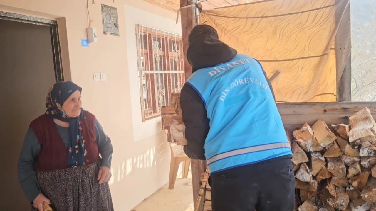 Adana Fekede kar etkili oldu, imam yaşlılara destek oldu