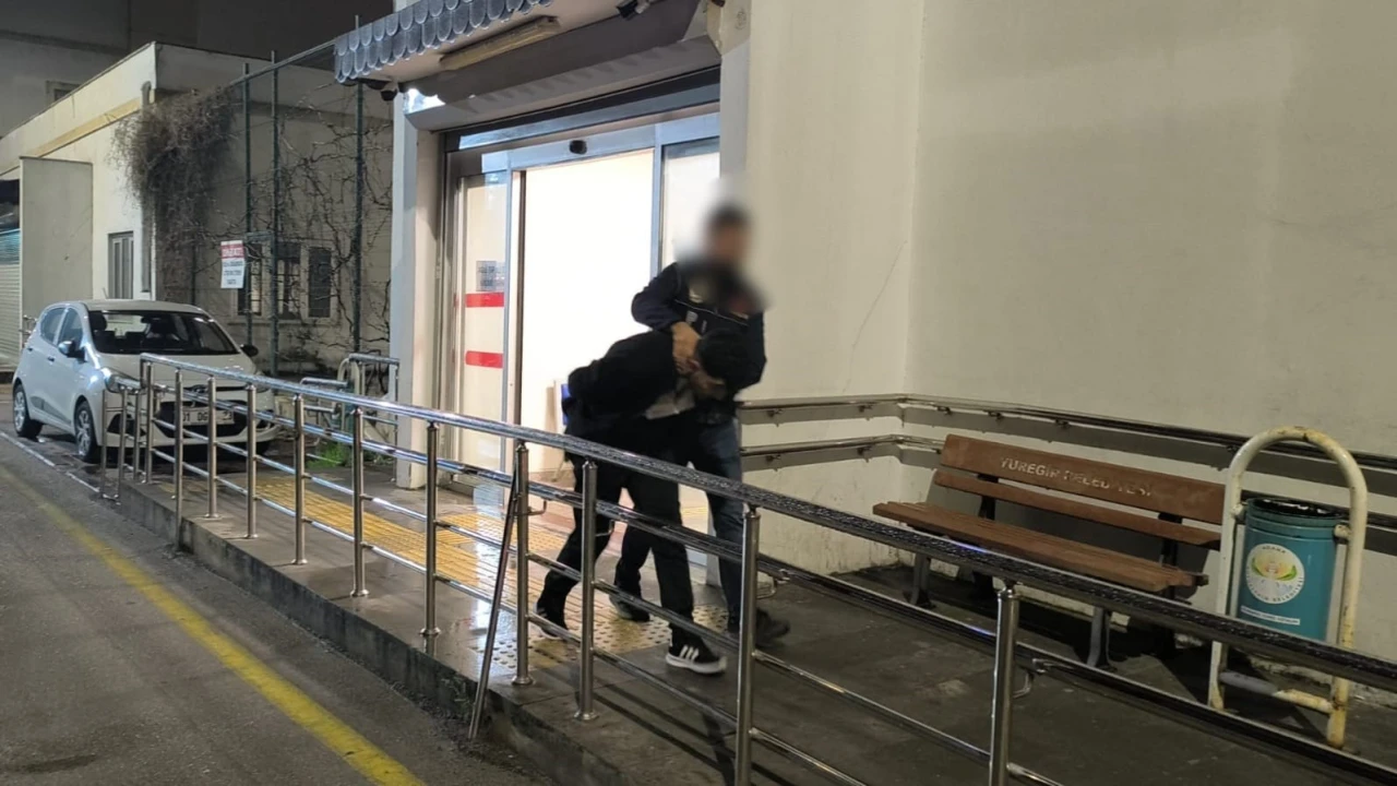 Adanada 15 yıl hapisle aranan torbacı saklandığı evde yakalandı