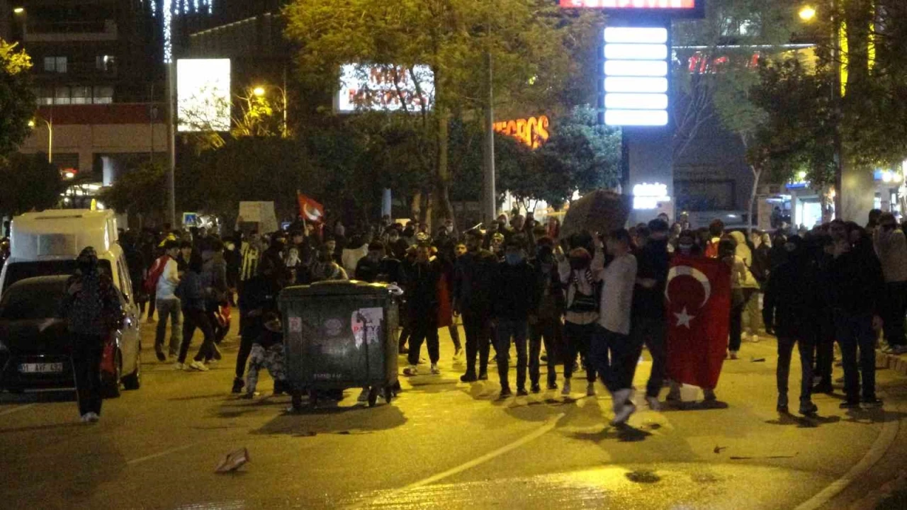 Adanada izinsiz gösteri yapan gruba polisten müdahale