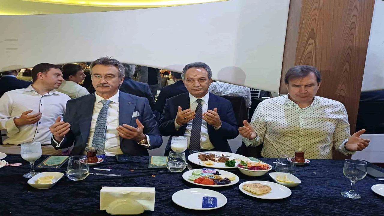 Adanada koruyucu aileler ve çocukları iftar programında bir araya geldi