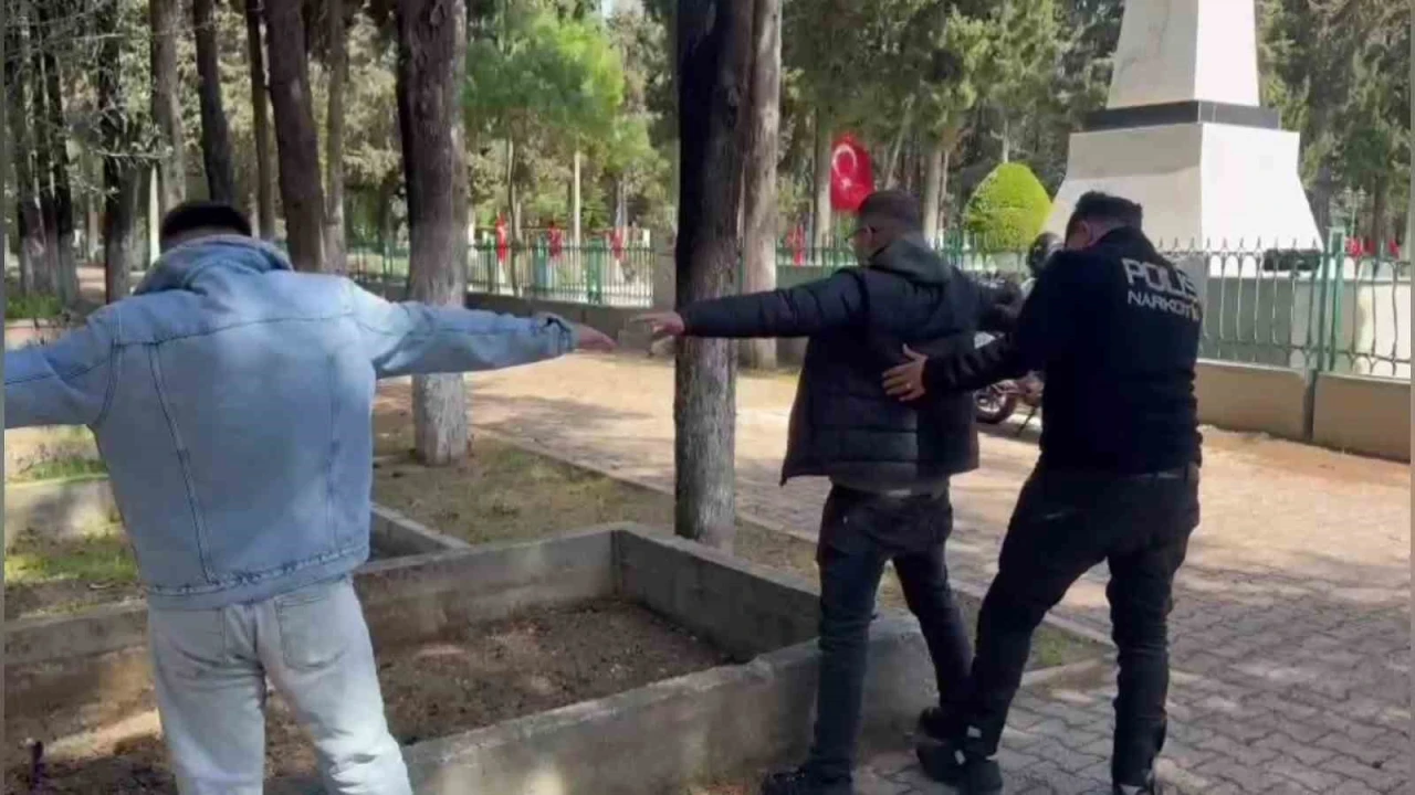Adanada mezarlıklar ve parklarda uyuşturucu içen 59 şüpheli yakalandı
