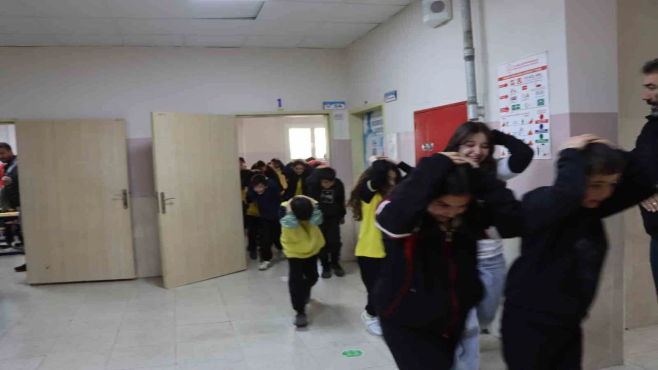 Adanada öğrencilerle deprem tatbikatı gerçeğini aratmadı