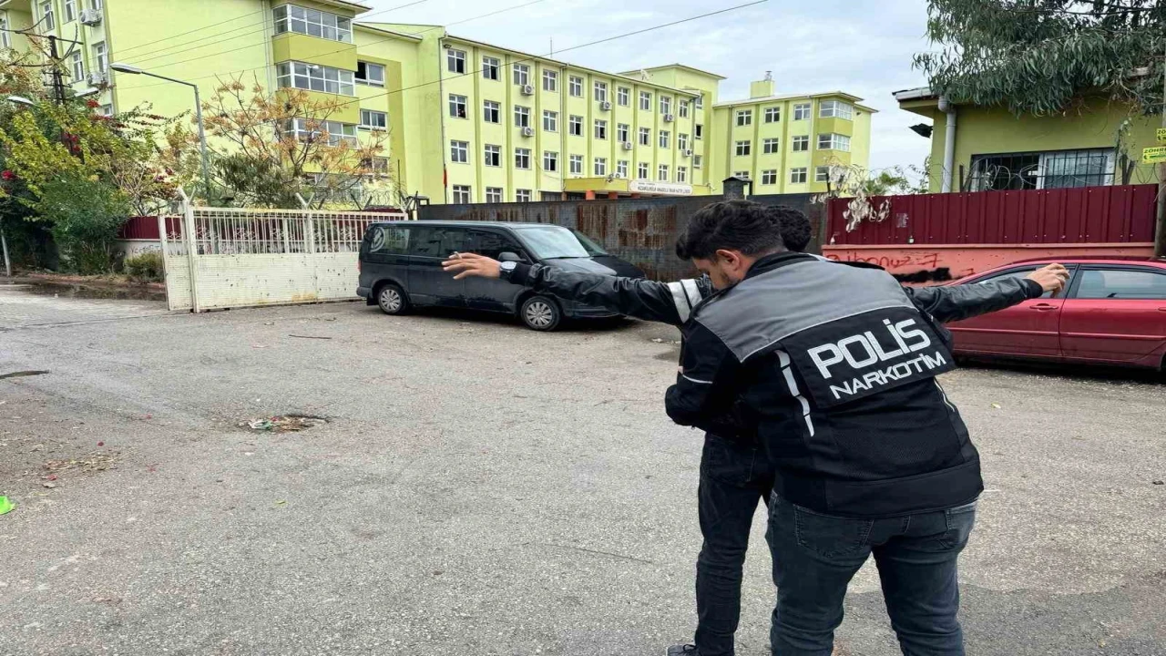 Adanada okul çevrelerinde ‘Narko Alan Uygulaması gerçekleştirildi