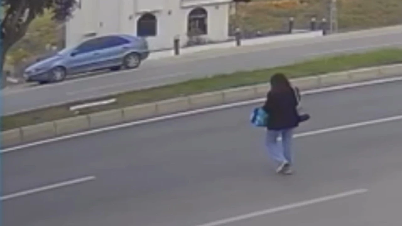 Adanada yolda telefona bakan genç kız otomobilin çarpmasıyla ağır yaralandı