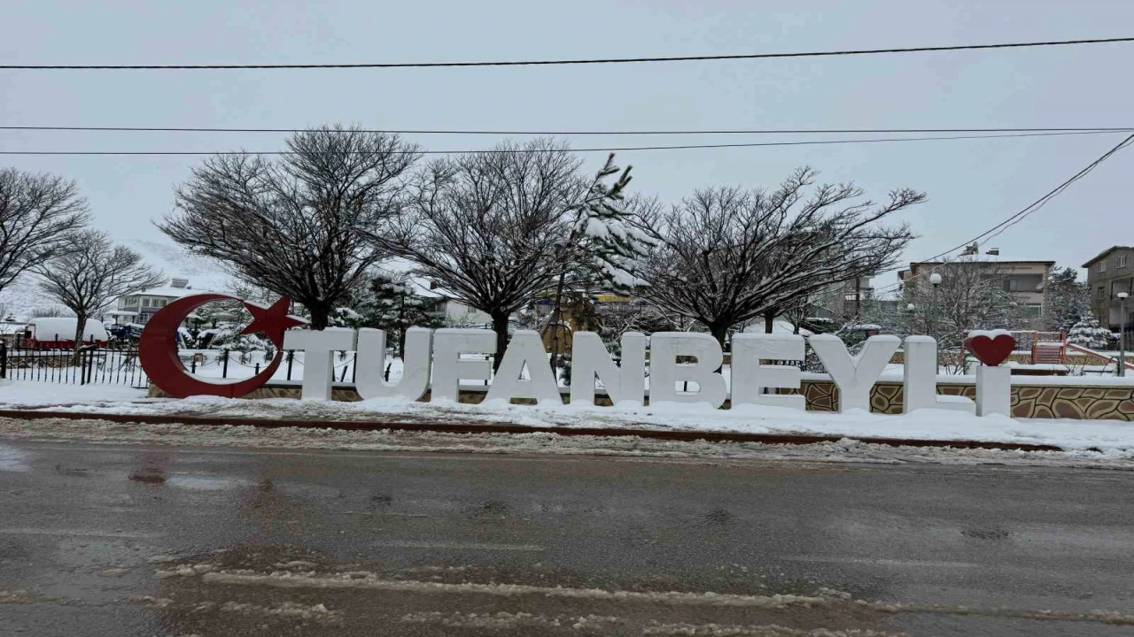 Adananın Tufanbeyli ilçesinde kar etkili oldu