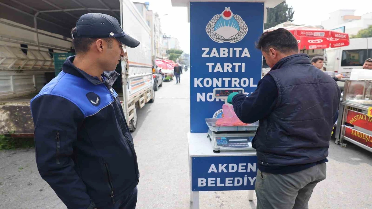 Akdeniz Belediyesi zabıta ekipleri pazar yerini denetledi