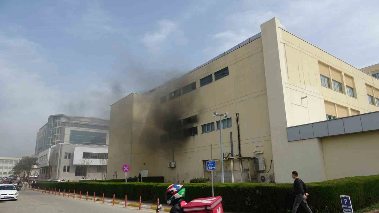 Akdeniz Üniversitesi Tıp Fakültesi Hastanesinde yangında tahliyeler devam ediyor