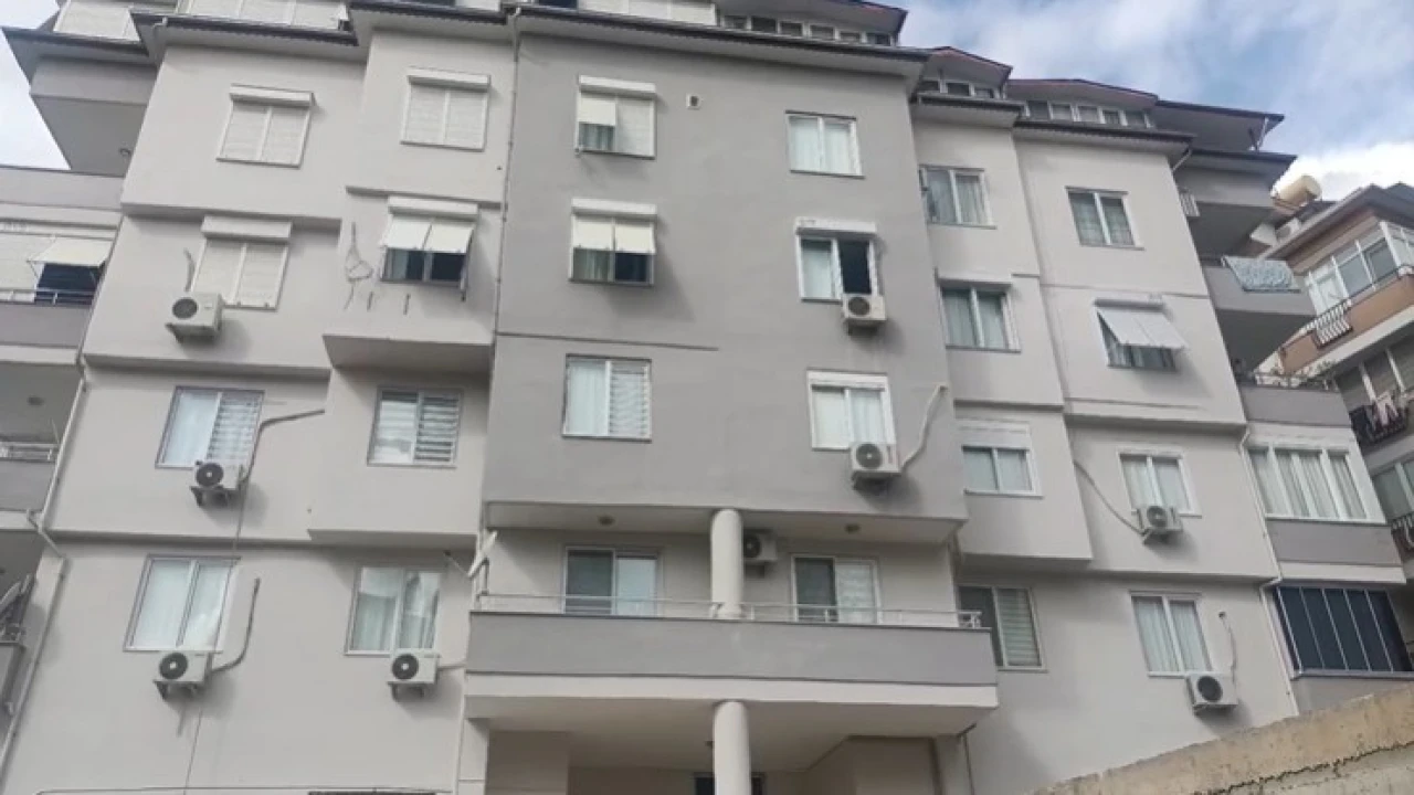 Alanyada 4. kattan düşen kadın ağır yaralandı