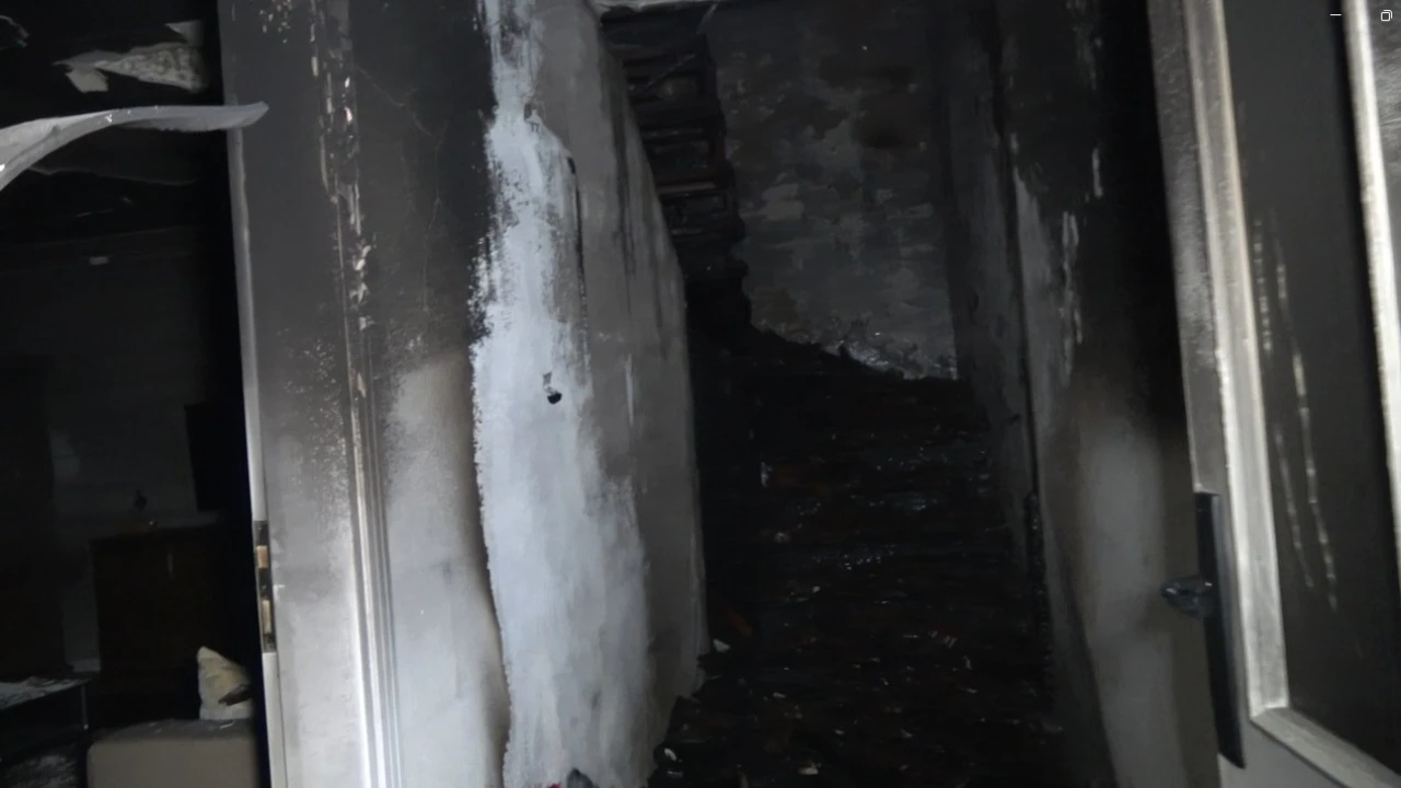 Alanyada 5 katlı binanın çatı katında çıkan yangın yürekleri ağıza getirdi