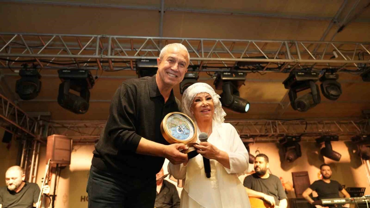 Alanyada Bedia Akartürk rüzgarı esti