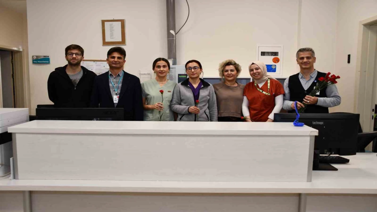 Alanyada sağlık çalışanları 8 Martta unutulmadı