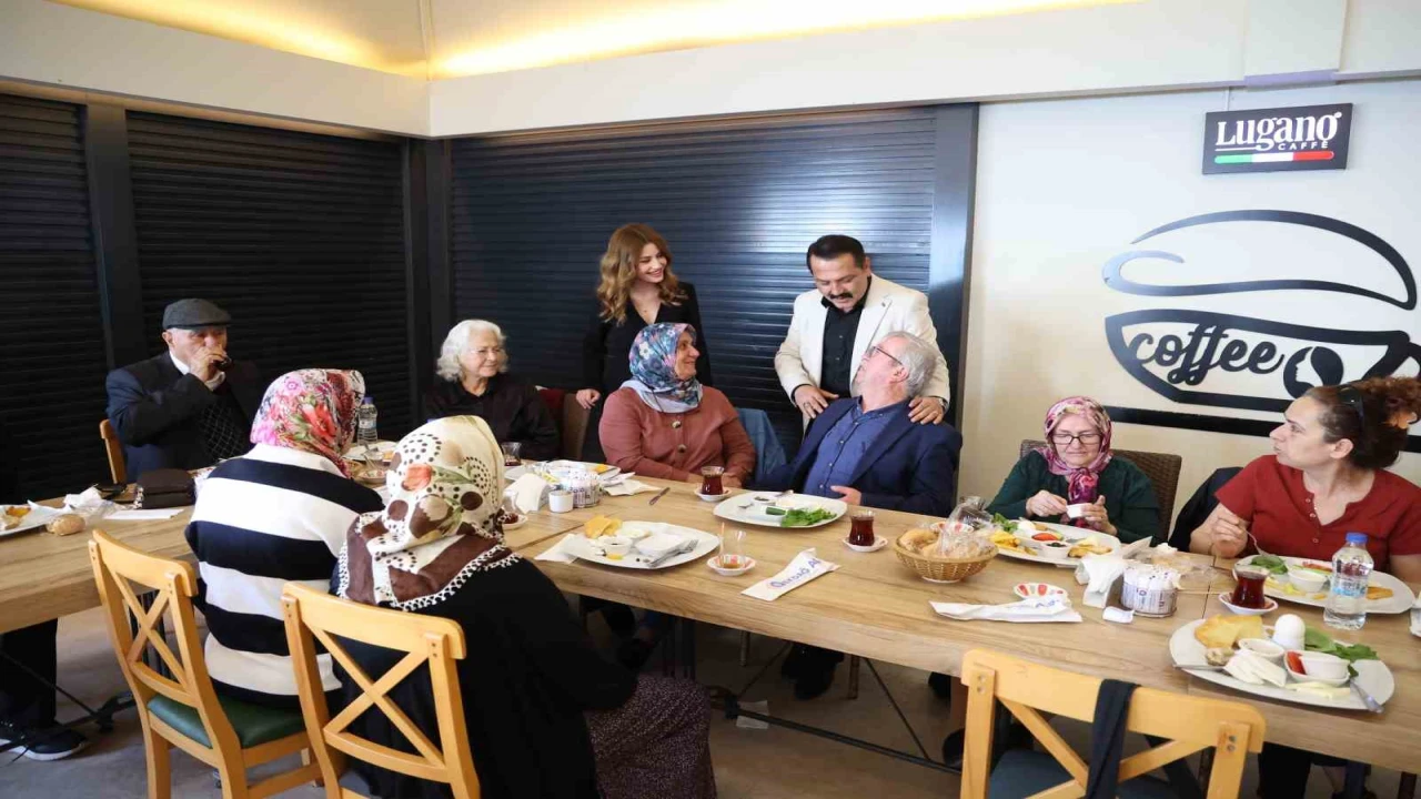 Alzheimer hastaları sosyalleşiyor