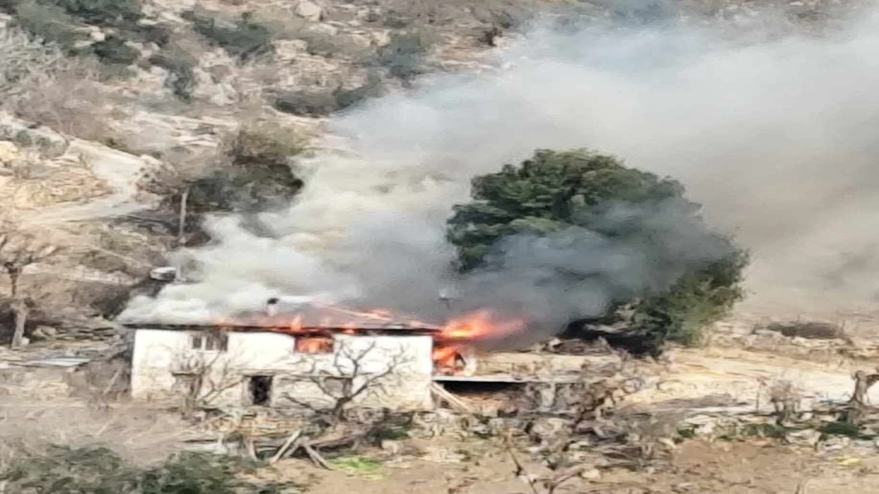 Andırında alev alev yanan ev kül oldu