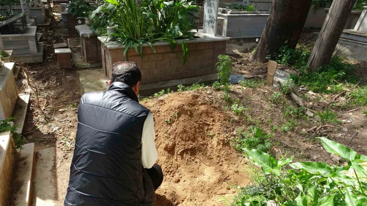 Annesinin mezarında rüzgar gülü görünce şüphelendi, toprağı kazınca dehşete düştü