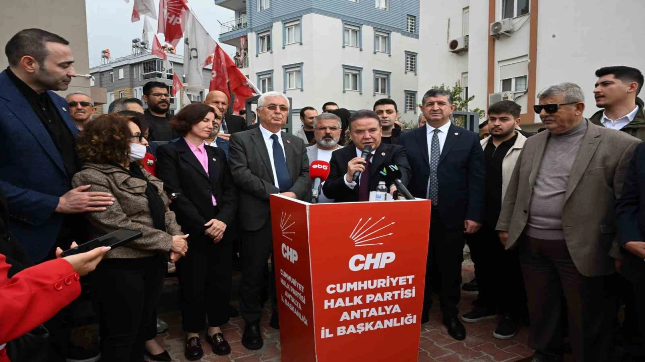 Antalya Büyükşehir Belediye Başkanı Muhittin Böcek partililerle bayramlaştı