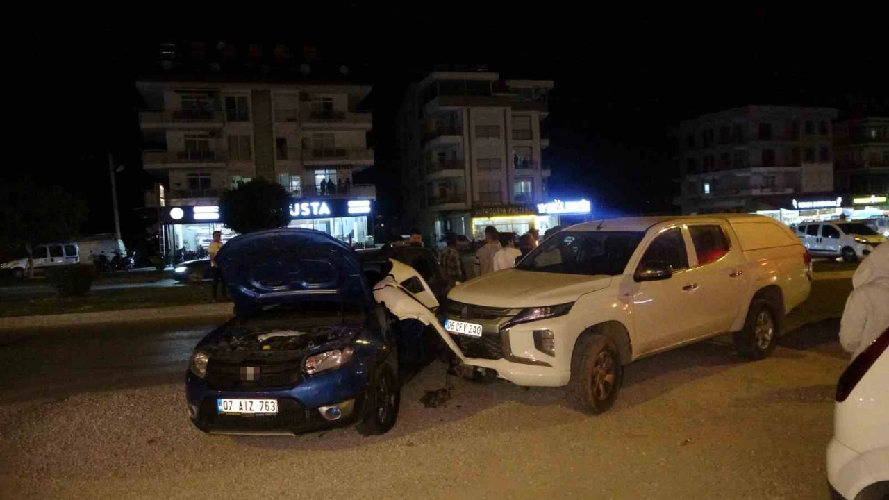 Antalyada 3 araçlı zincirleme kaza: 1 yaralı