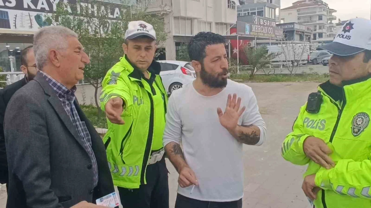 Antalyada 3 araçlı zincirleme kazada yara almayan sürücüler arasındaki kavgayı vatandaşlar ayırdı