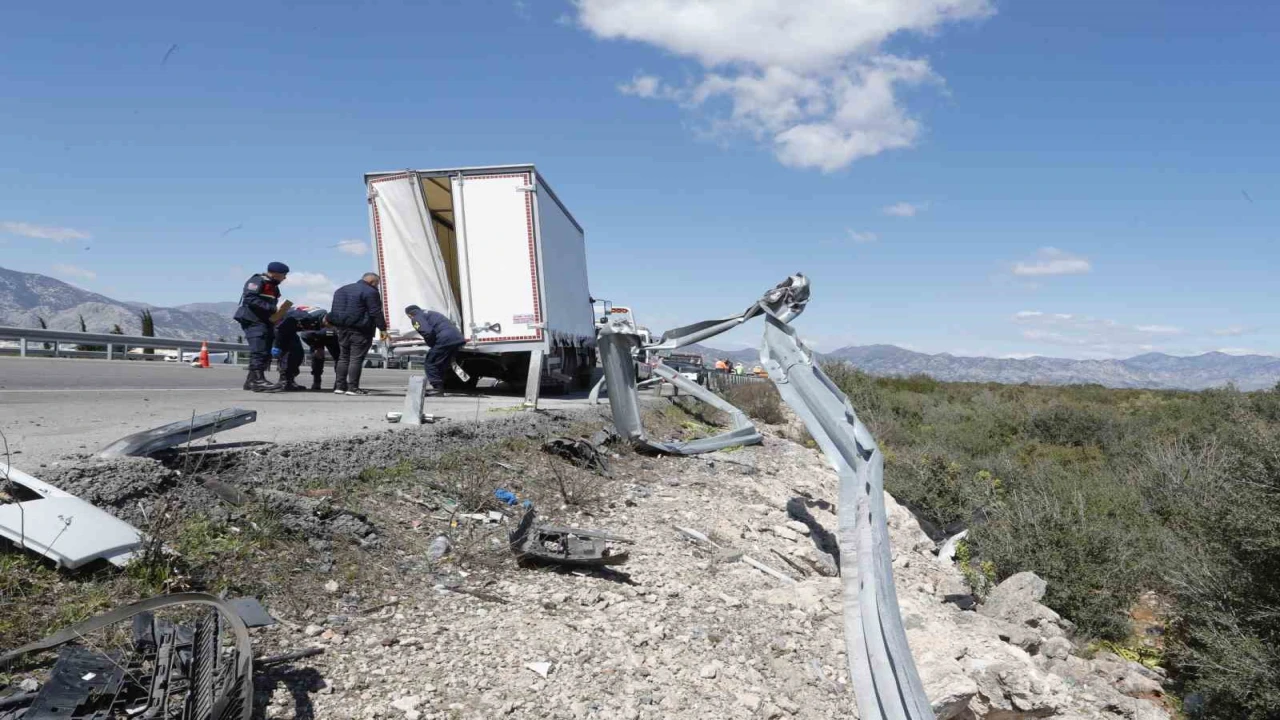 Antalyada feci kazada 1 kişi hayatını kaybetti, 2 kişi yaralandı