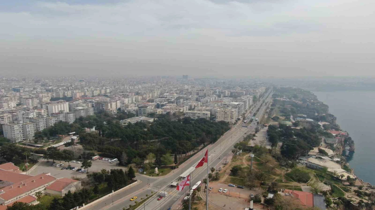 Antalyada gökyüzü sarardı, toz bulutu dronla görüntülendi