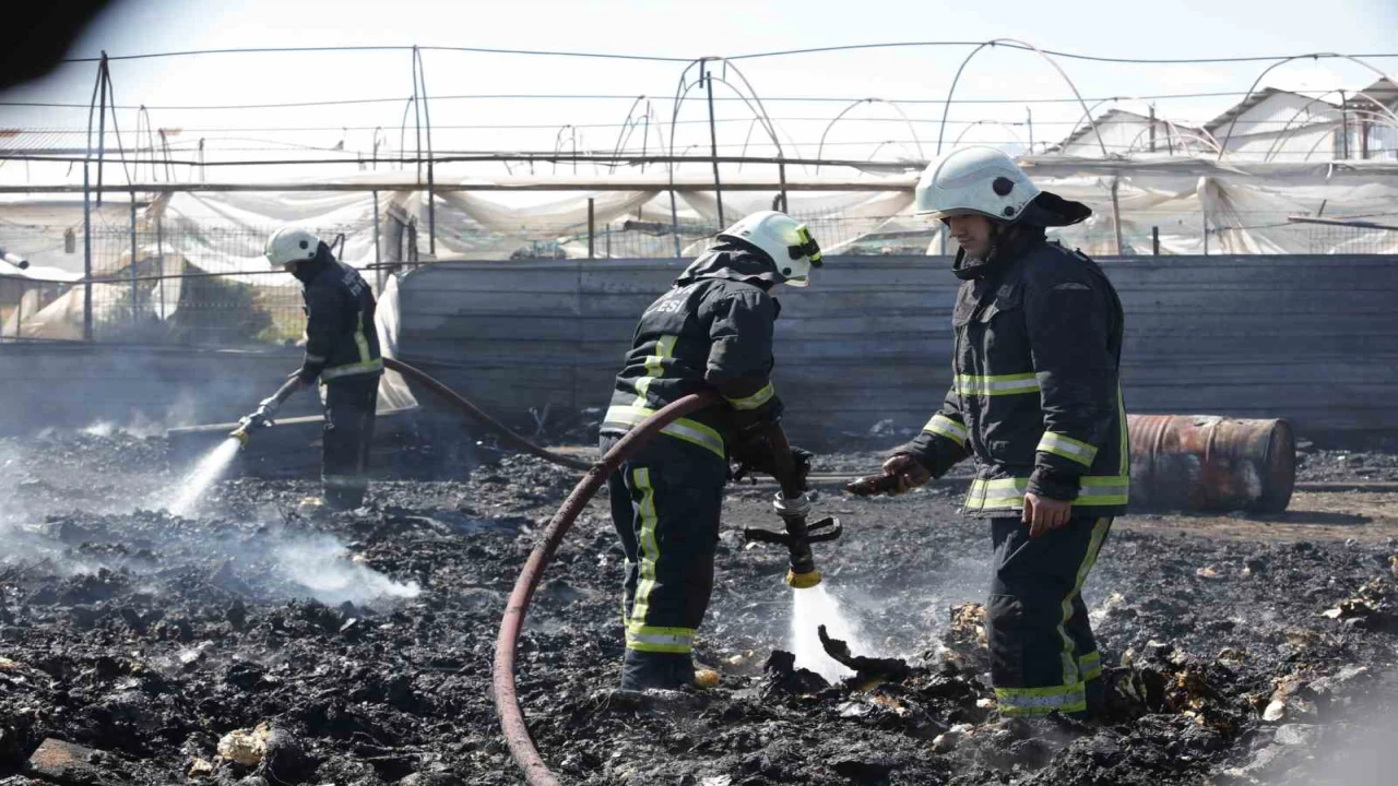 Antalyada hurdalıkta çıkan yangın korkuttu