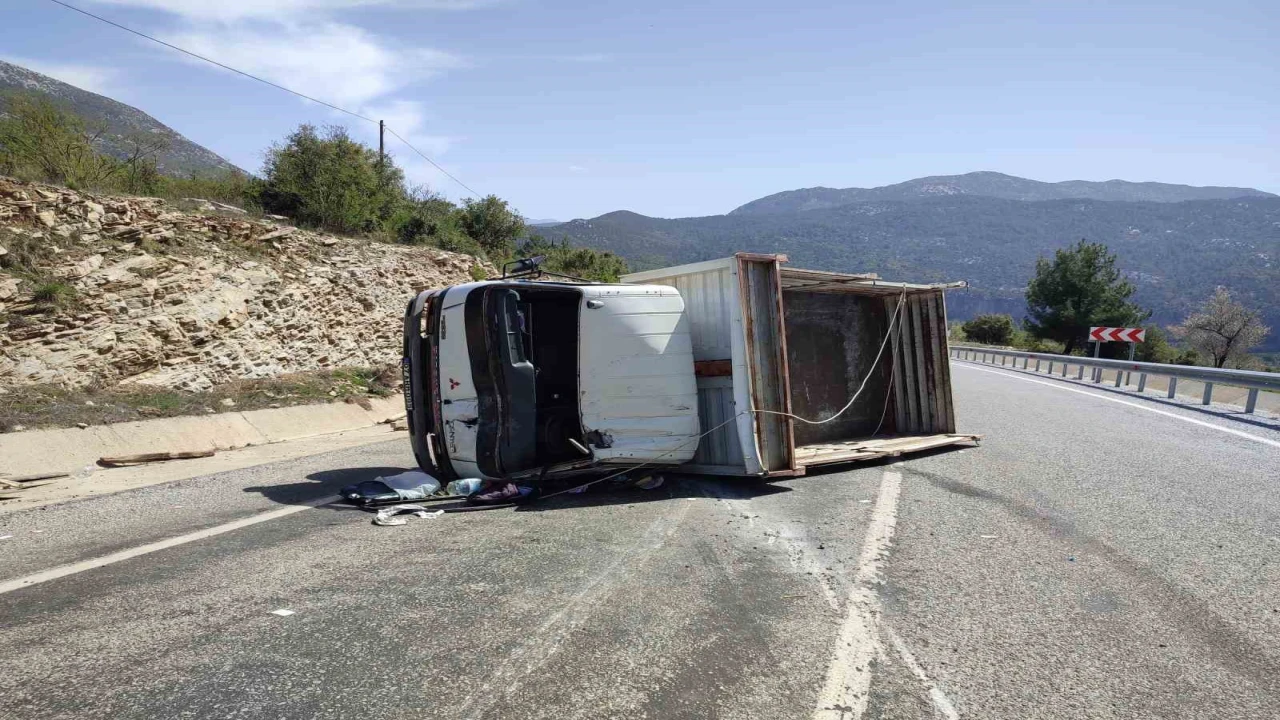 Antalyada inşaat malzemesi yüklü kamyonet devrildi: 2 yaralı