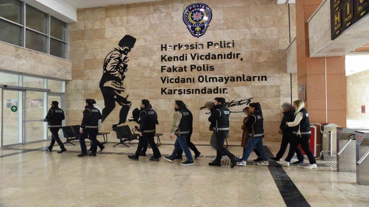 Antalyada irtikap ve nitelikli dolandırıcılık suçundan 8 şüpheliden 4ü tutuklandı