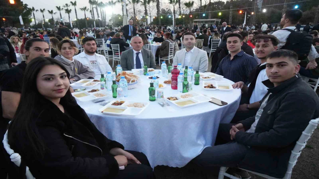 Antalyada kampüs iftarına öğrencilerden yoğun ilgi