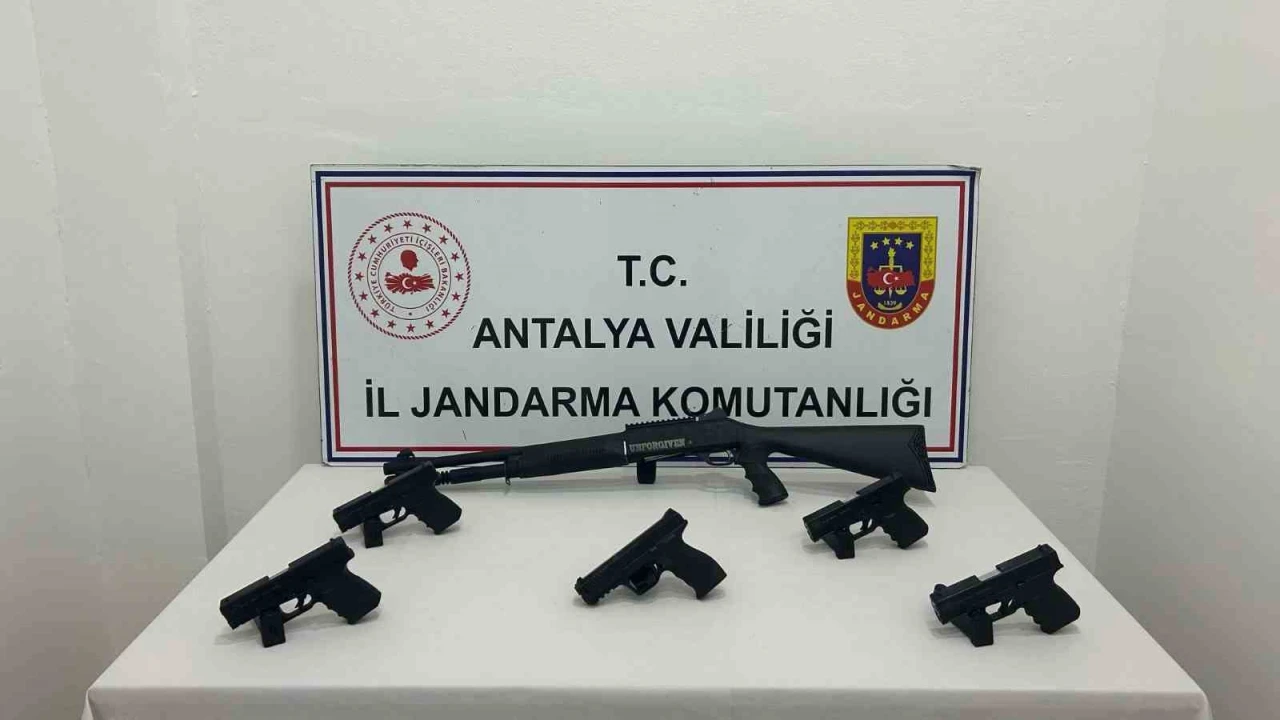 Antalyada ruhsatsız silah operasyonun: 2 gözaltı