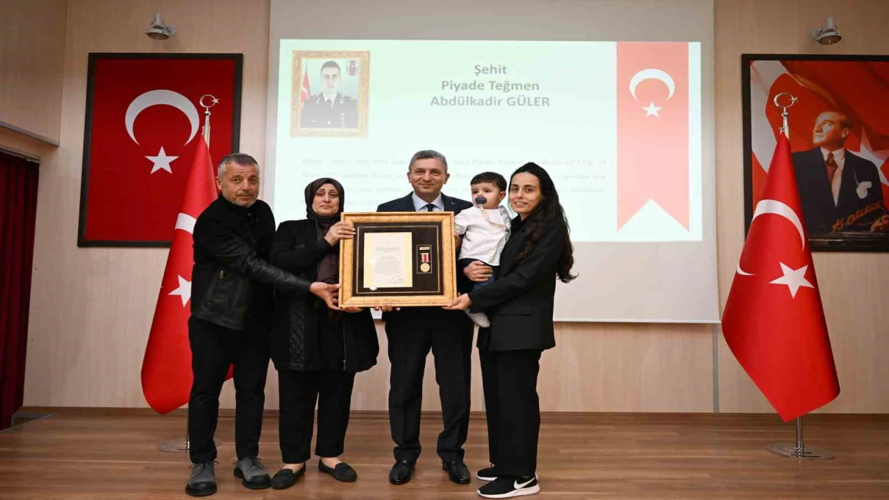 Antalyada şehit aileleri ve gazilere devlet övünç madalyası verildi