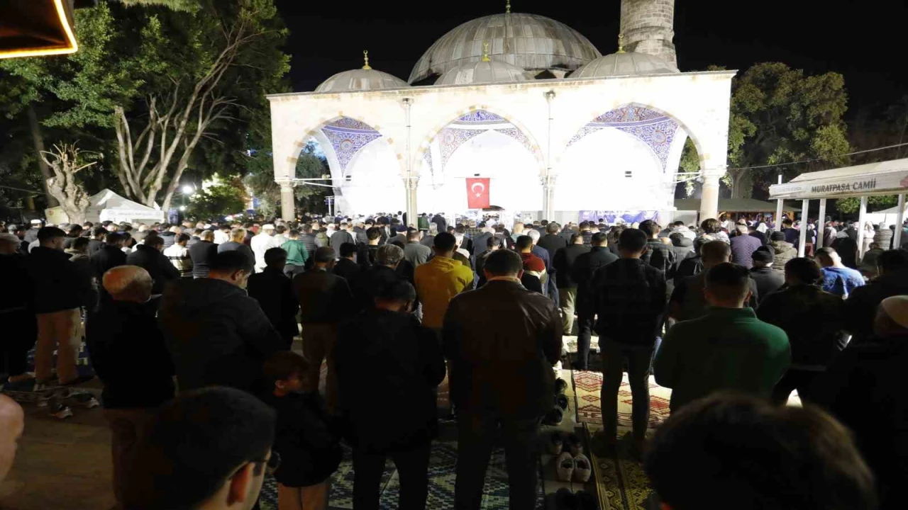 Antalyada vatandaşlar Kadir Gecesinde camileri doldurdu