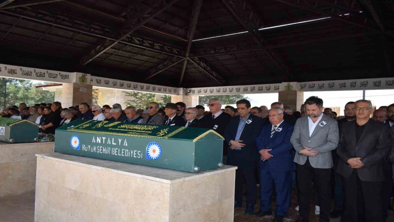 Antalyanın duayen gazetecilerinden Cengiz Savaşeri son yolculuğuna uğurlandı