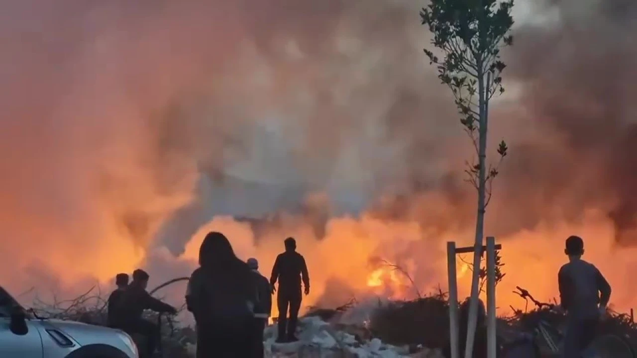 Atık malzeme yangınından çıkan dumanlar gökyüzünü kapladı