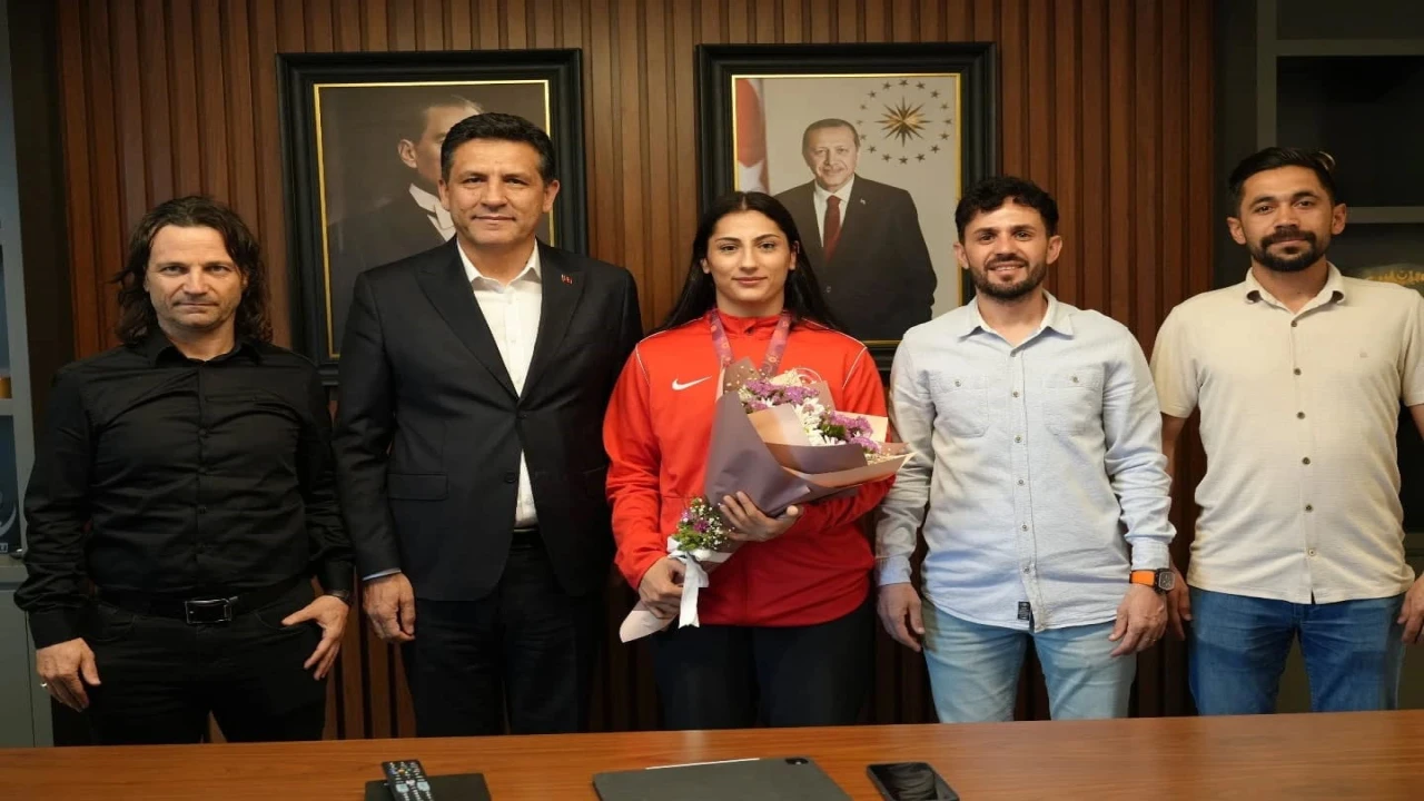 Avrupa üçüncüsü Hatice Nur Sarı, davul zurna eşliğinde karşılandı