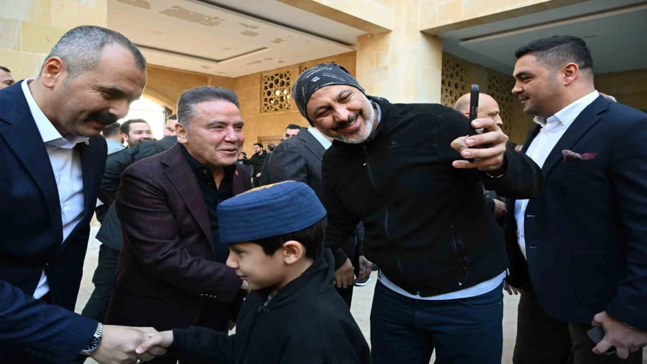 Başkan Muhitin Böcek vatandaşlarla bayramlaştı