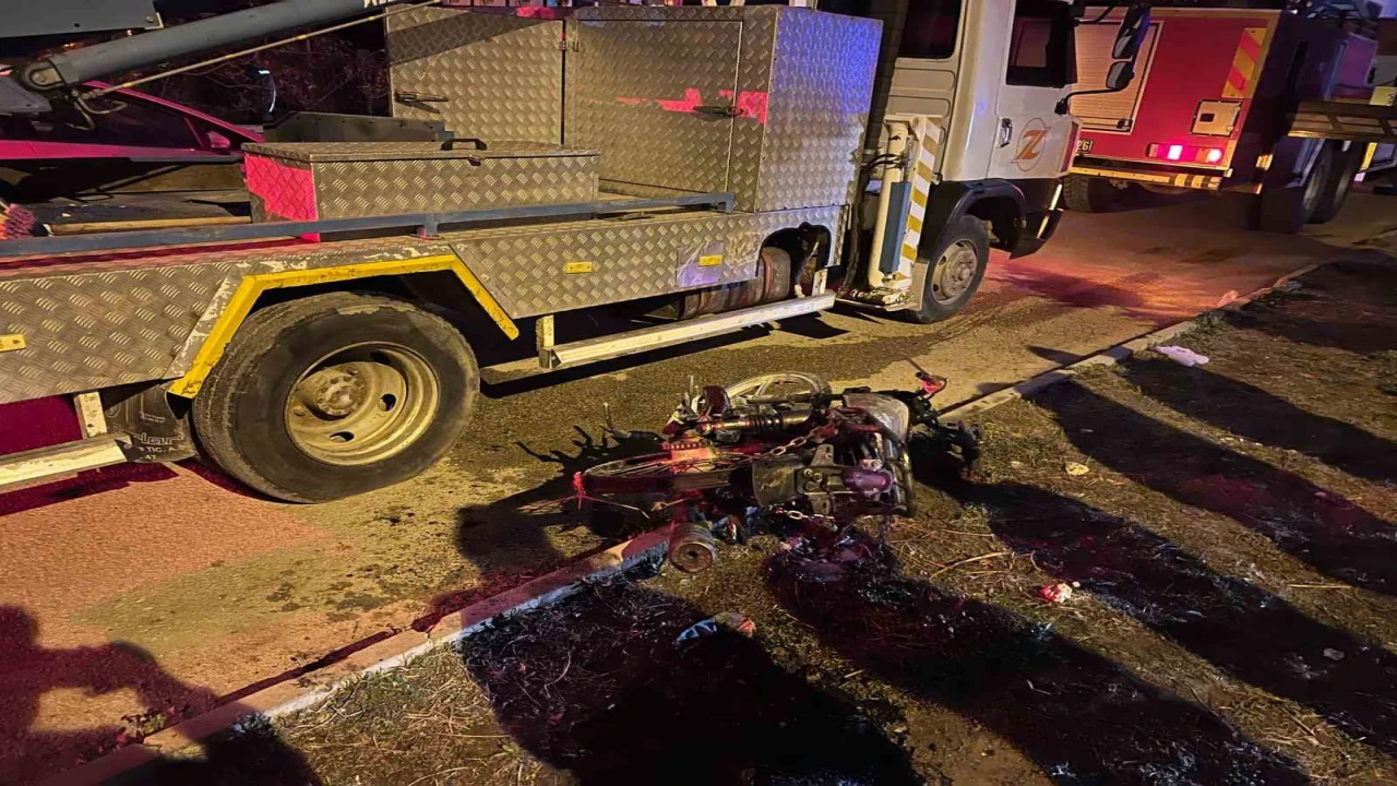 Bina girişine bırakılan motosiklet yandı